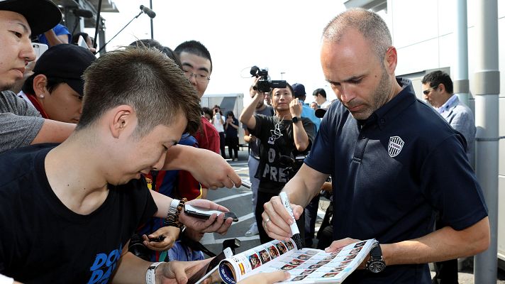 Telediario 1 - Iniesta desembarca en Japón