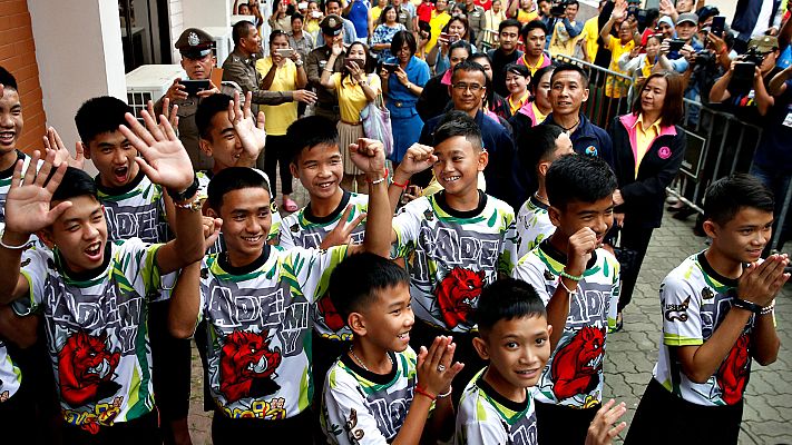 Telediario 1 - Los niños rescatados en Tailandia vuelven a casa