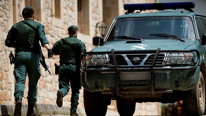 Telediario 1 - La Guardia Civil busca al hombre huido tras atrincherarse en un pueblo de Cantabria y disparar a un agente