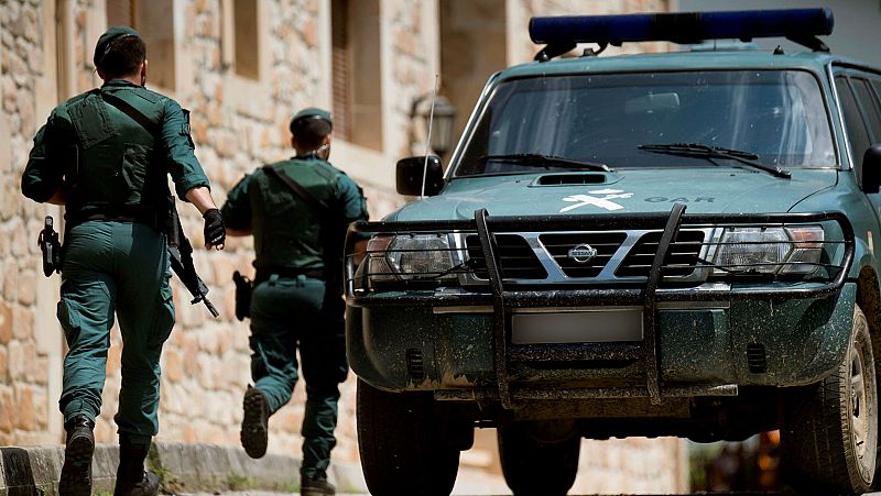 La Guardia Civil busca al hombre huido tras atrincherarse en un pueblo de Cantabria y disparar a un agente