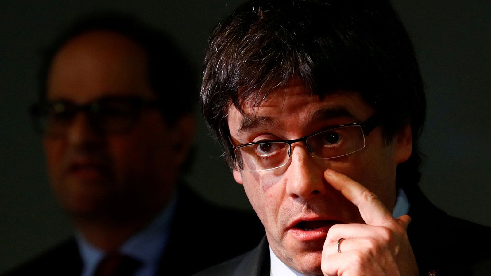 El Tribunal Supremo españolha retirado la euroorden contra el expresidente independentista catalán Carles Puigdemont al rechazar su entrega a España solo por el delito de malversación -y no por rebelión-, como había decidido la Audiencia Territorial