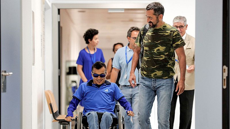 Un cirujano español reconstruye la columna vertebral a un jóven