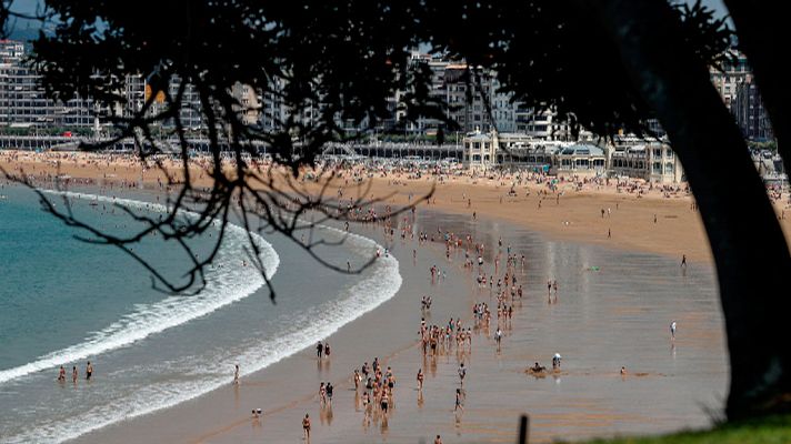 El tiempo - Probabilidad de chubascos tormentosos localmente fuertes en el área cantábrica, País Vasco, Navarra y norte del sistema Ibérico. Temperaturas significativamente altas en amplias zonas del valle del Ebro