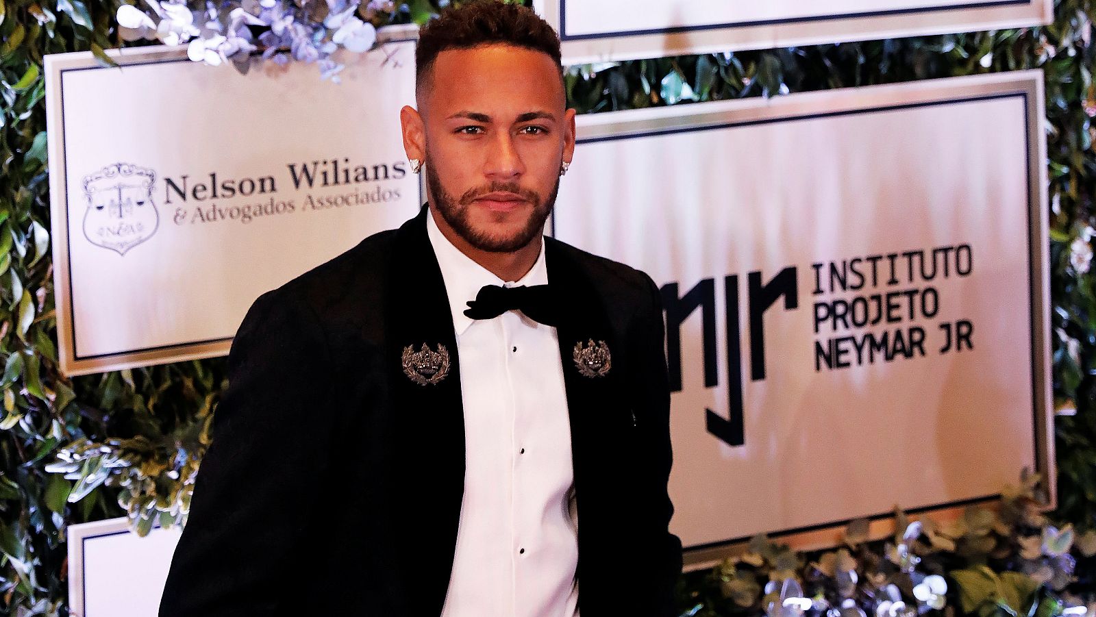 El jugador brasileño Neymar Jr. ha confirmado que continuará en el PSG la próxima temporada y ha asegurado que "se especula demasiado" por los rumores que apuntaban a su salida al Real Madrid.