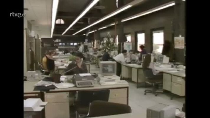 Mesa de redacción tras la primera informatizació. Años 80-90