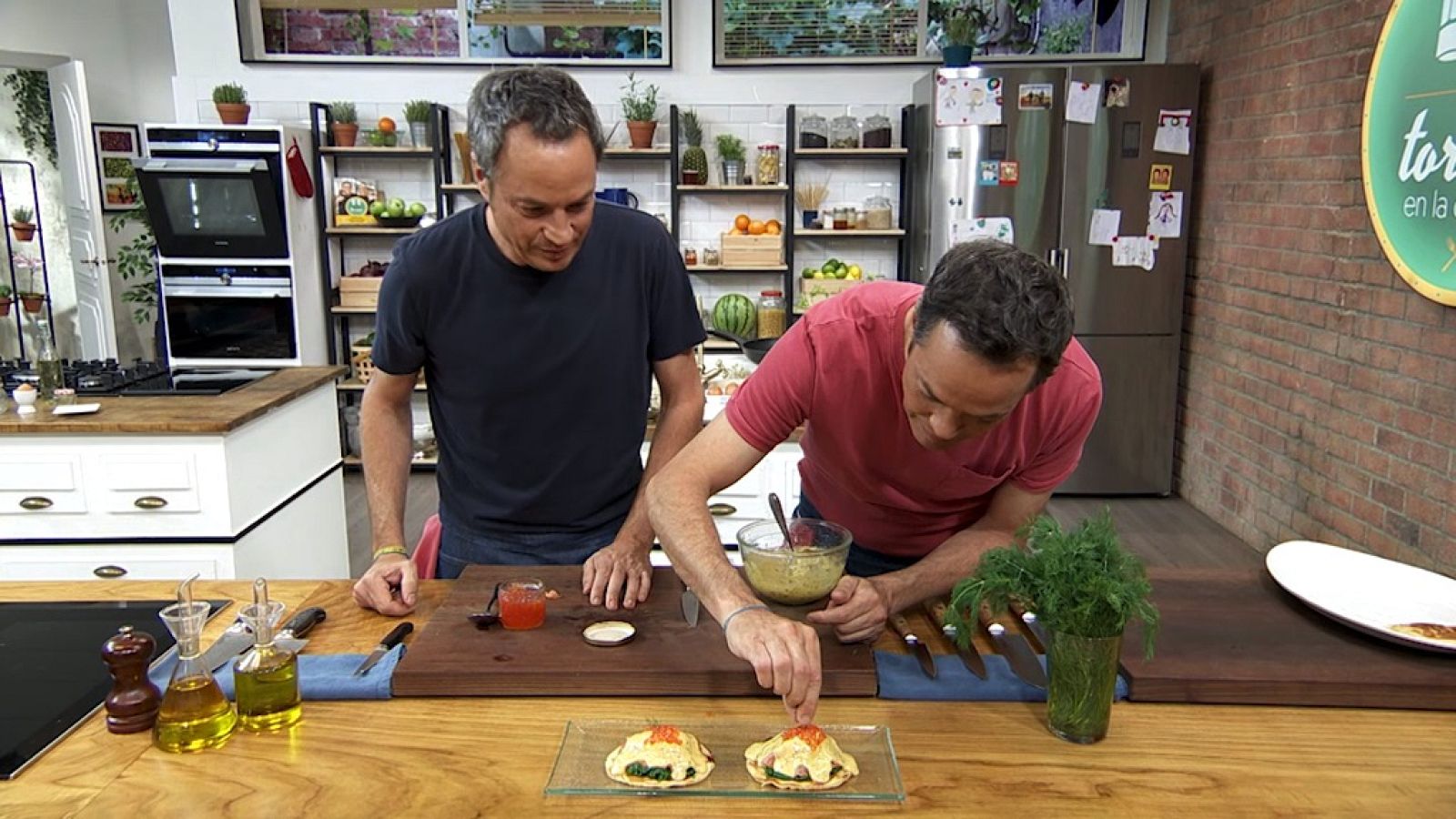 Torres en la cocina - Ensalada Waldorf y huevos Benedictina - ver ahora