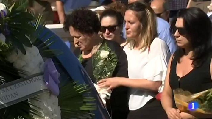 Telediario 1 - Hoy se ha enterrado en Pilas, Sevilla, a la familia asesinada en Francia en un caso de violencia de género