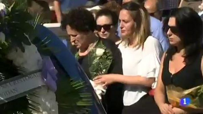 Telediario 1 - Hoy se ha enterrado en Pilas, Sevilla, a la familia asesinada en Francia en un caso de violencia de género