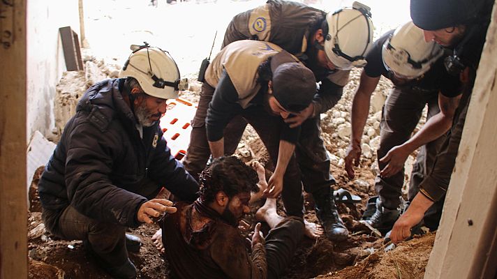 Telediario 1 - 800 miembros de la ONG Cascos Blancos han sido evacuados desde el suroeste de Siria hasta Jordania a través de Israel