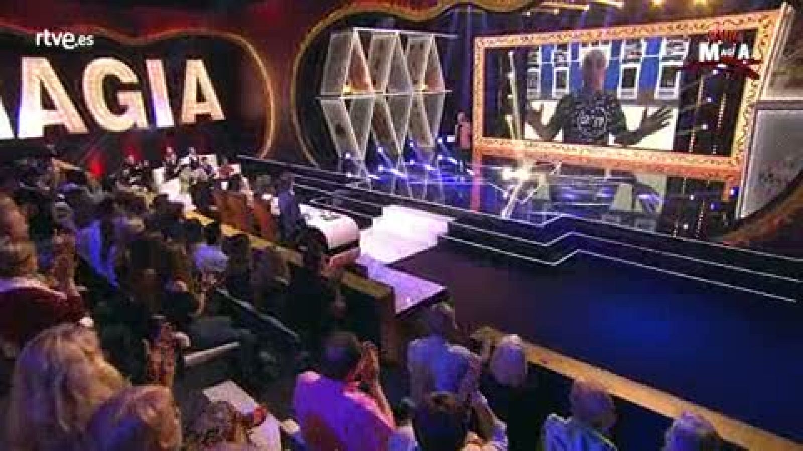 Javi Martinez predice las palabras de nuestro jurado enseñando un vídeo en la pantalla