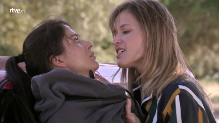 Servir y proteger - Nora ataca a Nacha con una navaja