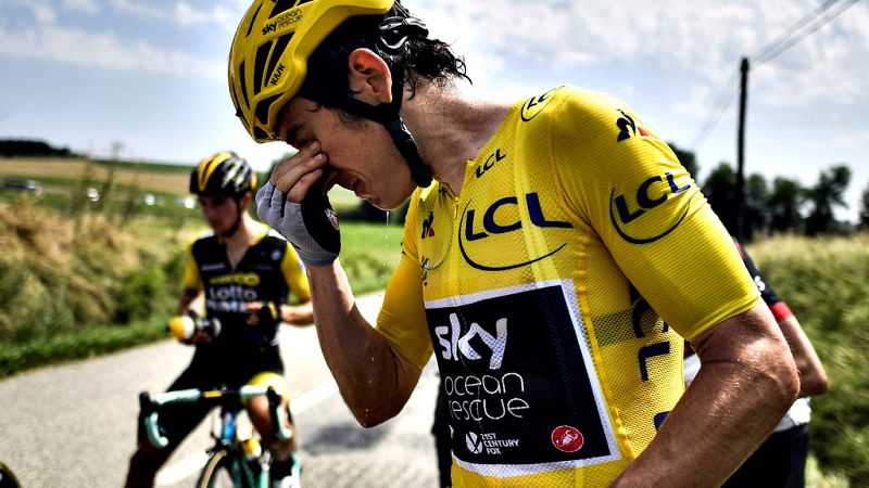 Una protesta de granjeros ha provocado un breve parón en la 16¬  etapa del Tour de Francia, obligando a la policía a usar gases  lacrimógenos para disuadir la manifestación, y permitir así continuar  el avance del pelotón en su camino desde Carcasson