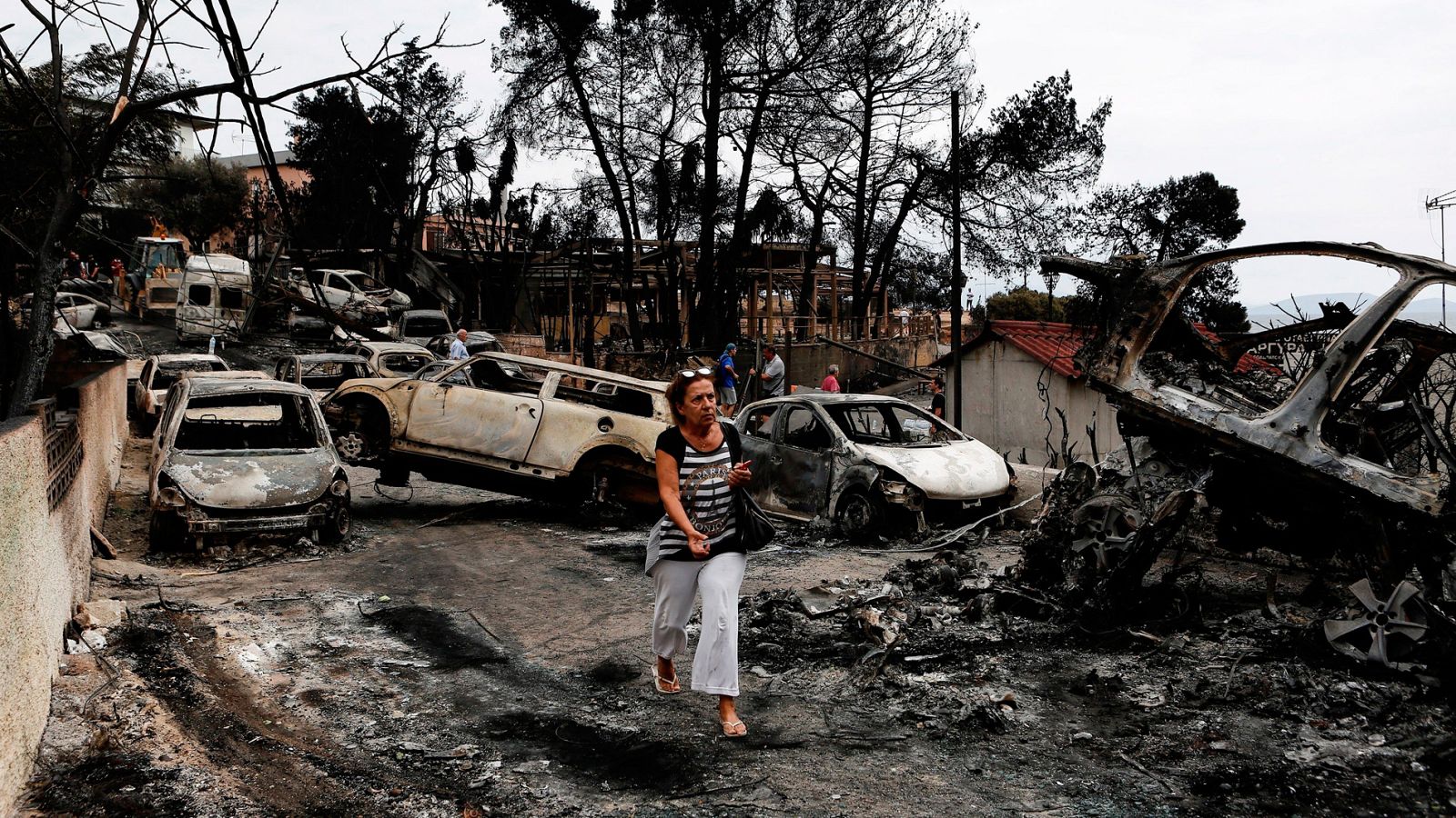 El incendio en Grecia que ha dejado 74 muertos y 187 heridos tuvo uno de sus focos en la localidad costera de Mati, donde se ha producido uno de los momentos más dramáticos de la jornada, el hallazgo de un grupo de 26 personas, entre ellas varios niñ