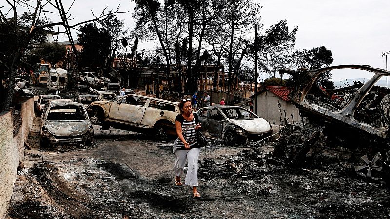 El incendio en Grecia que ha dejado 74 muertos y 187 heridos tuvo uno de sus focos en la localidad costera de Mati, donde se ha producido uno de los momentos más dramáticos de la jornada, el hallazgo de un grupo de 26 personas, entre ellas varios niñ