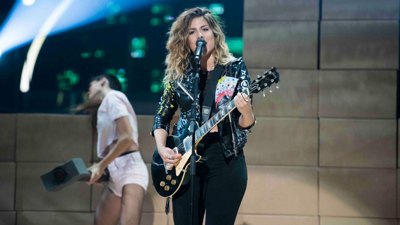 Bailando con las estrellas - Miriam canta su primer single, "Hay algo en mí"