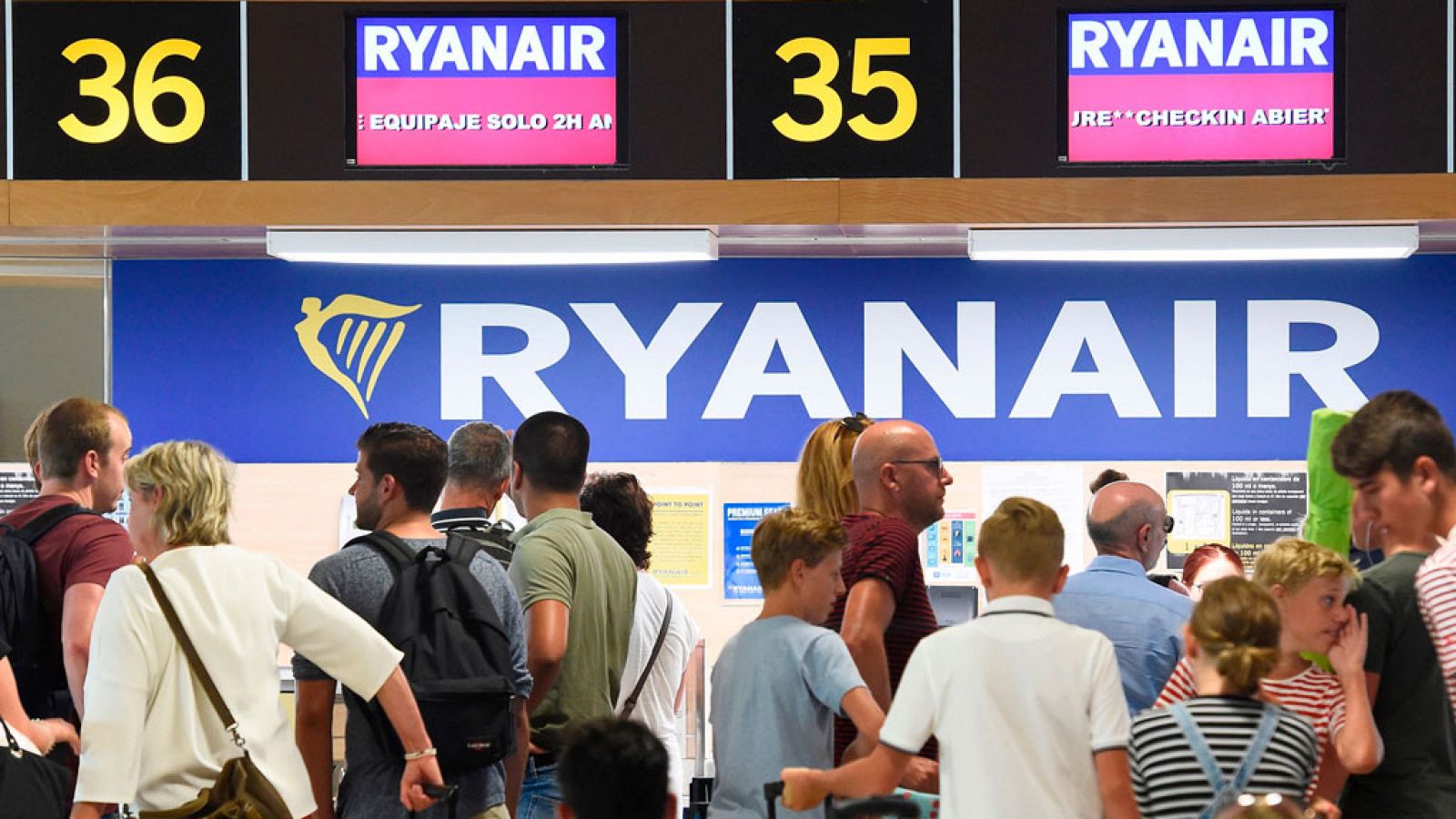La mañana- La huelga de Ryanair deja 400 vuelos y 50.000 pasajeros en tierra