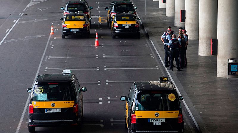 30 taxis encabezan la manifestación hasta la Delegación del Gobierno de Catalunya.