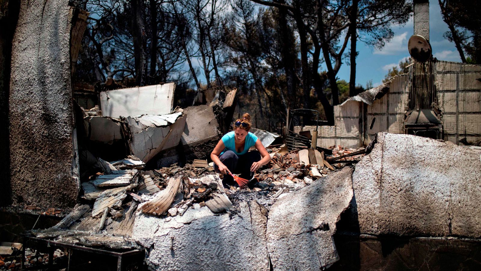 Grecia trata de recuperar la normalidad tras el devastador incendio de Atica