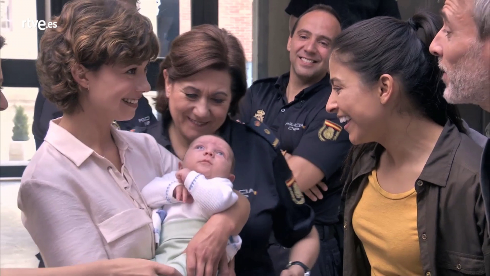 Servir y proteger - Alicia visita Comisaría con Leo por primera vez