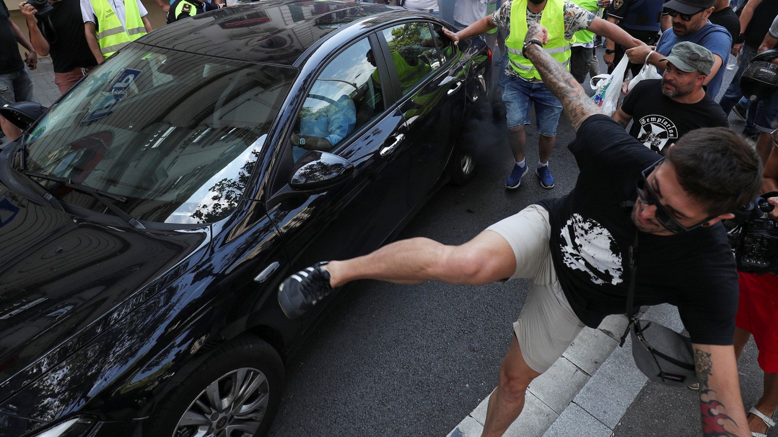 Uber y Cabify suspenden su actividad en Barcelona por las agresiones de taxistas