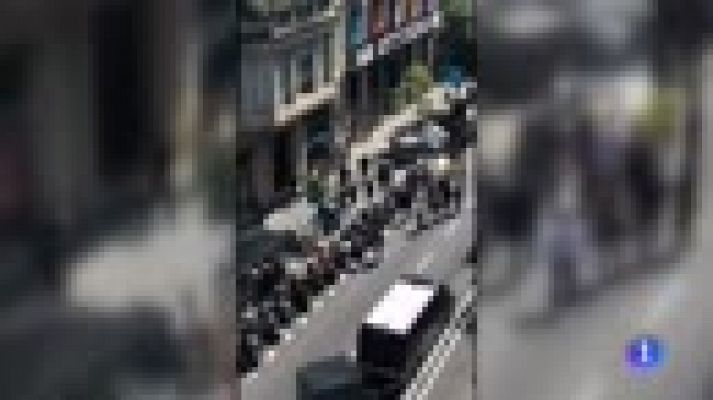 Telediario 1 - Uber y Cabify suspenden su actividad en Barcelona por las agresiones de taxistas