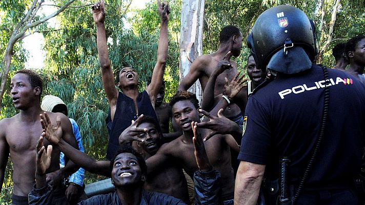 Entre 400 y 600 migrantes saltan la valla de Ceuta