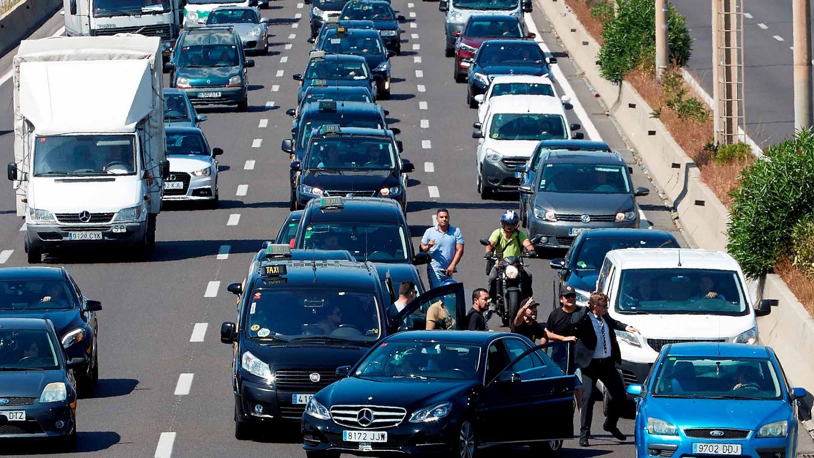 Huelga de taxis en Barcelona | marcha lenta en la segunda jornada
