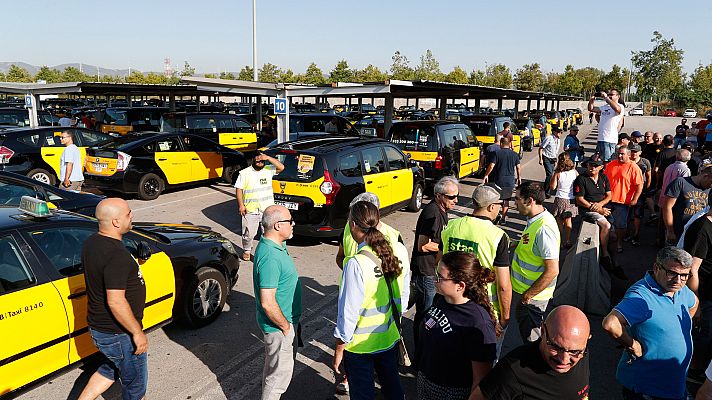 Telediario 1 - Segunda jornada de huelga del taxi en Barcelona antes de conocer la decisión del TSJC sobre la regulación de las VTC