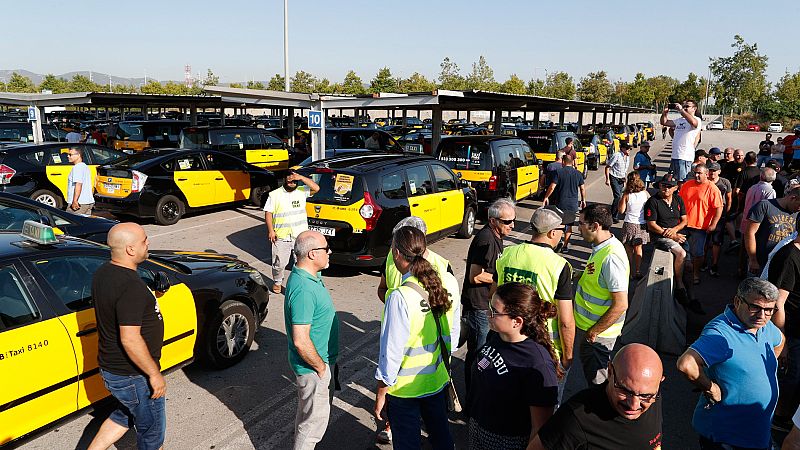 La segunda jornada de huelga del taxi en Barcelona ha sido hoy menos conflictiva tras los incidentes de ayer, aunque con problemas de tráfico por una marcha lenta de los taxistas, a la espera de que el Tribunal Superior de Justicia de Cataluña (TSJC)