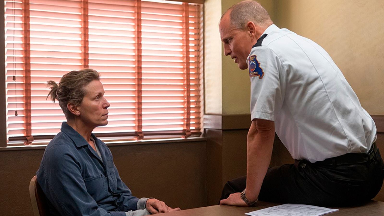 Cine en casa: 'Cavernícola' y 'Tres anuncios en las afueras'