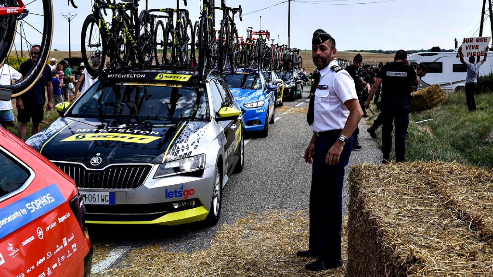 Los gendarmes franceses son una pieza básica para el funcionamiento de la carrera.