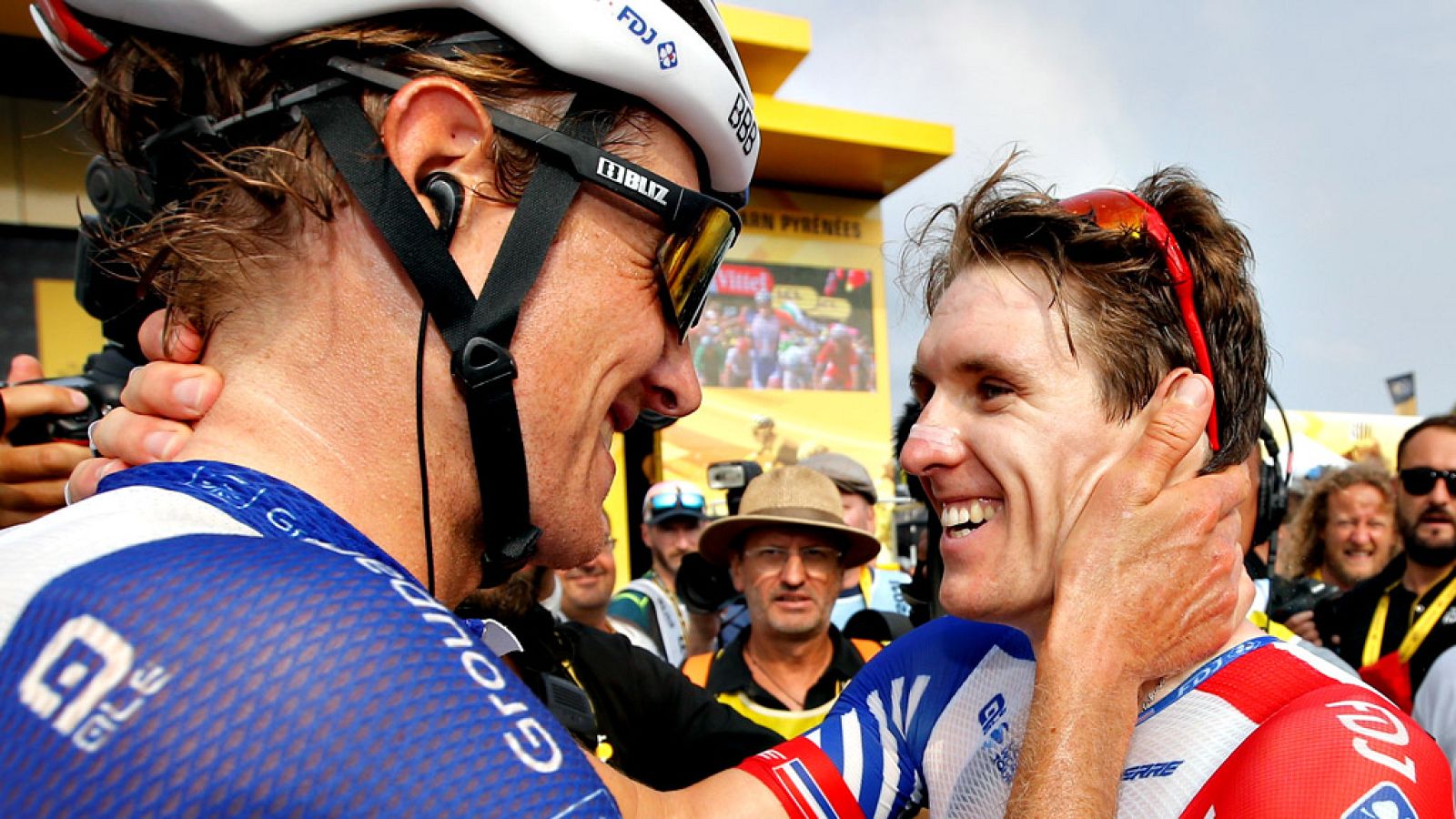 El equipo dirigido por Madiot celebró la victoria de su 'sprinter', la primera de un equipo galo en esta 105ª edición.