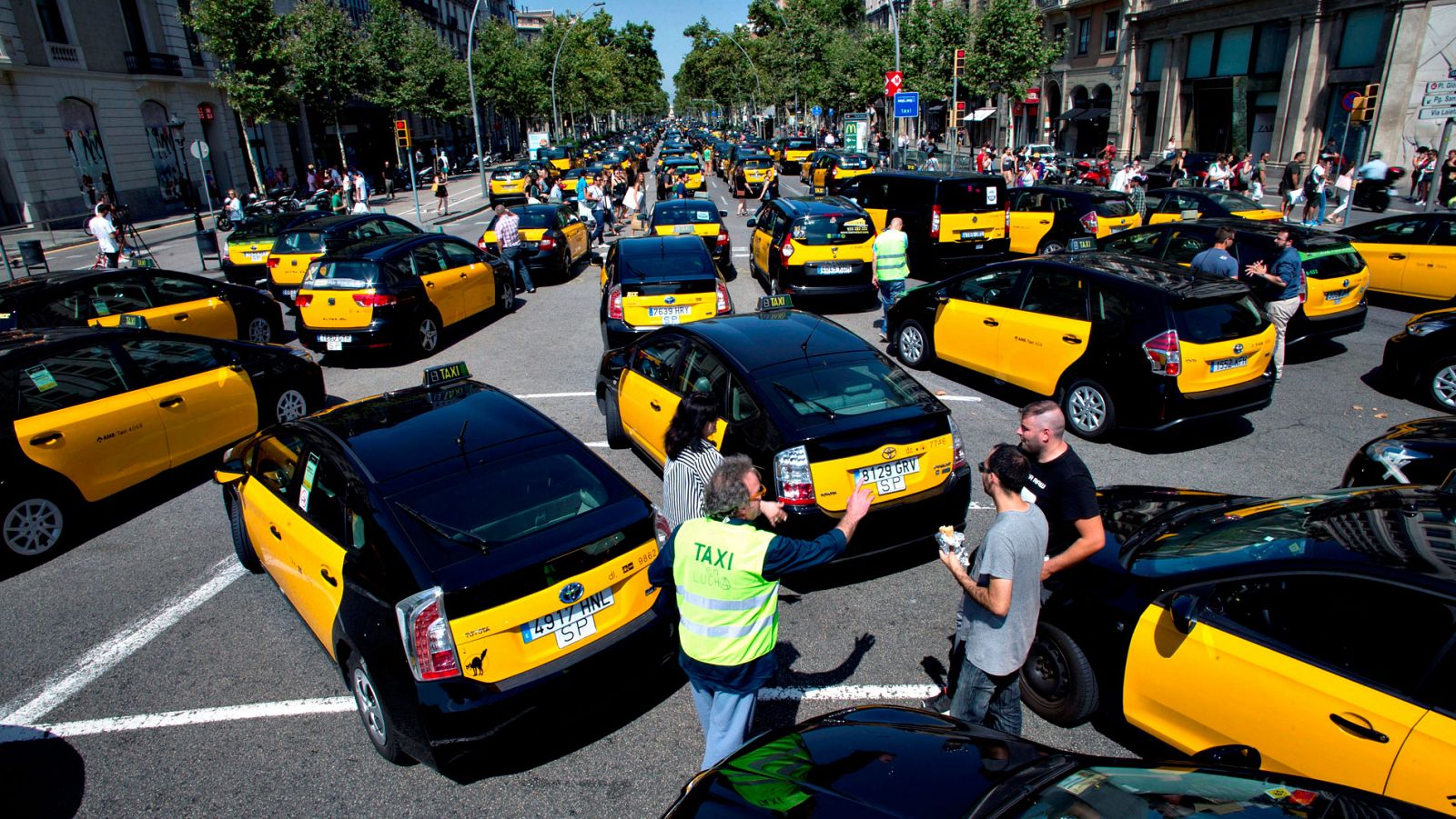 Cientos de taxis bloquean el centro de Barcelona en protesta contra Uber y Cabify