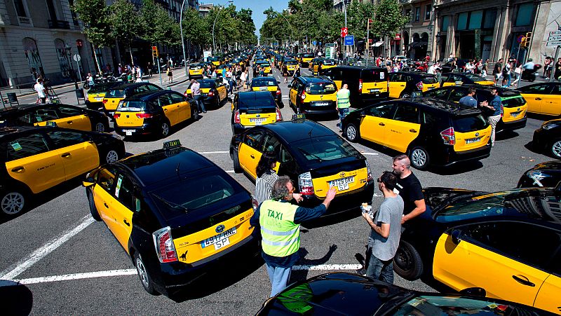 Cientos de taxis bloquean el centro de Barcelona en protesta contra Uber y Cabify