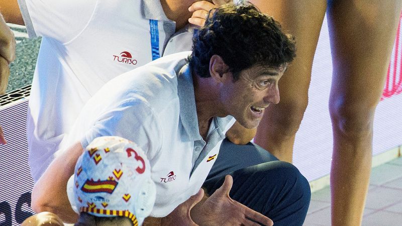 Miki Oca y las jugadoras se muestran felices