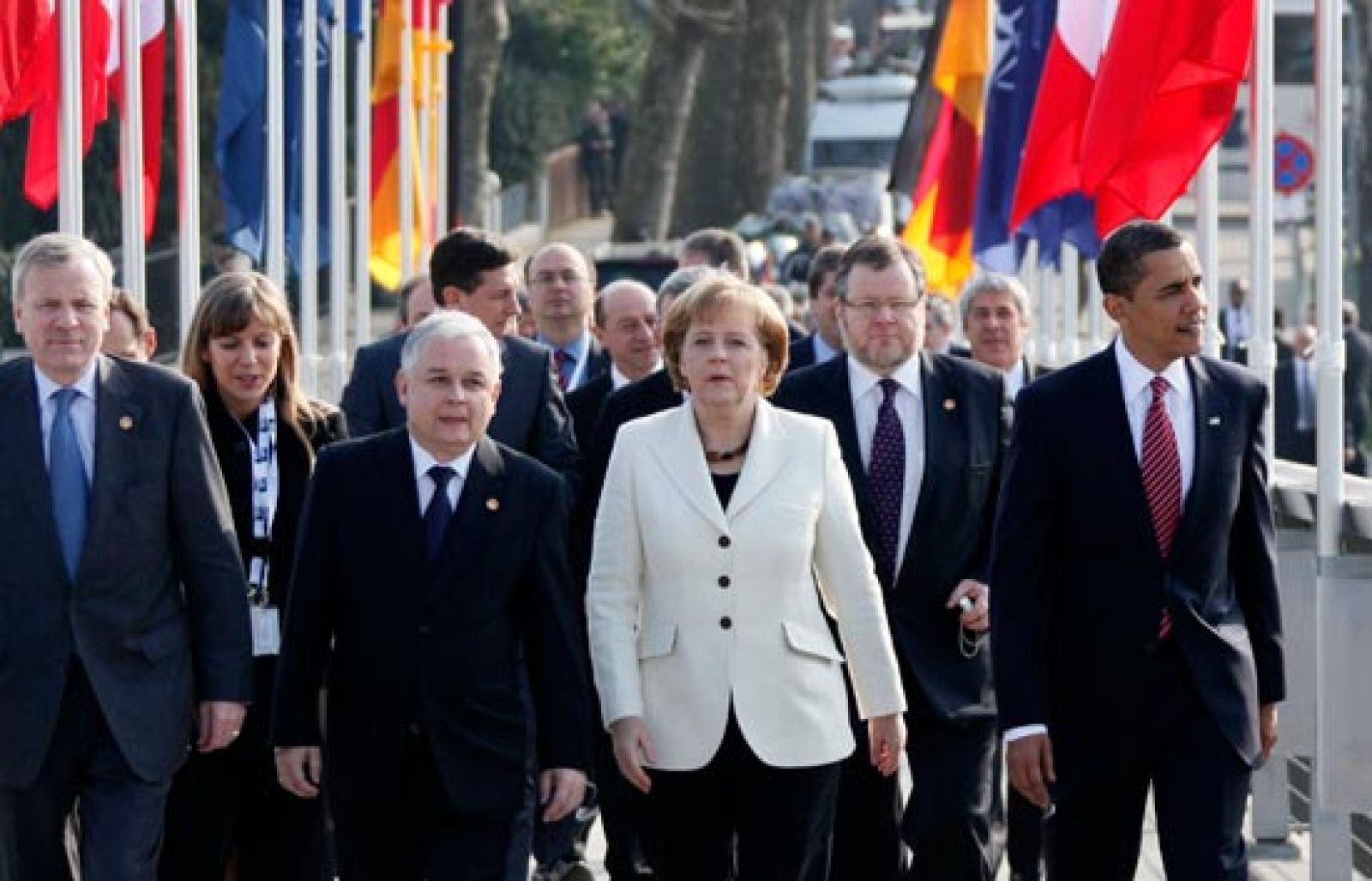 Los aliados cruzan el puente y homenajean a los caidos | Ver
