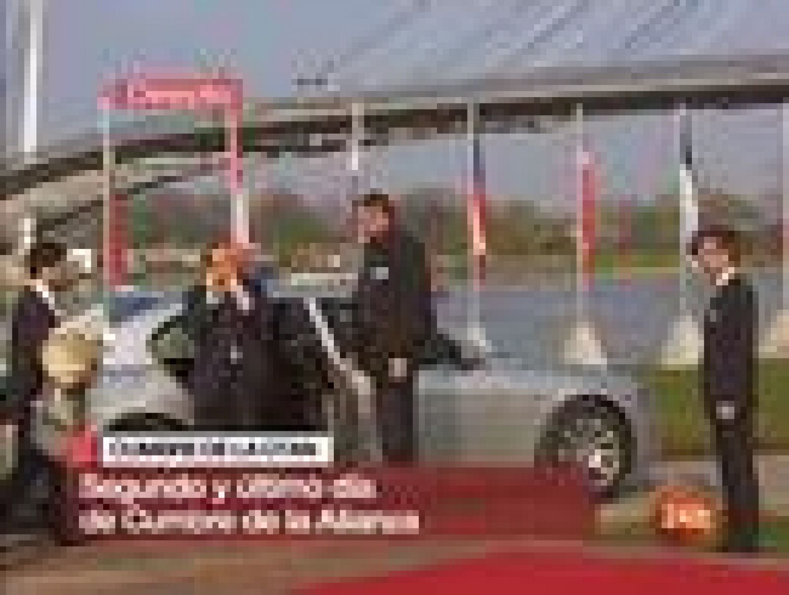 Berlusconi planta a Merkel durante 10 minutos por una llamada de móvil | Ver