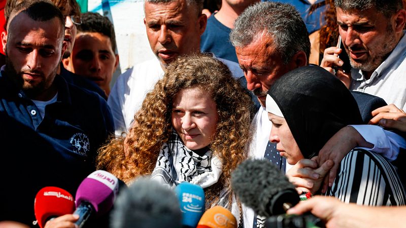 La adolescente palestina Ahed Tamimi sale de prisión tras su condena por abofetear a un soldado israelí