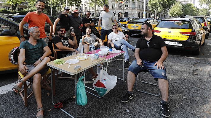 Telediario 1 - Los taxistas de Barcelona ocupan por segundo día consecutivo la Gran Vía