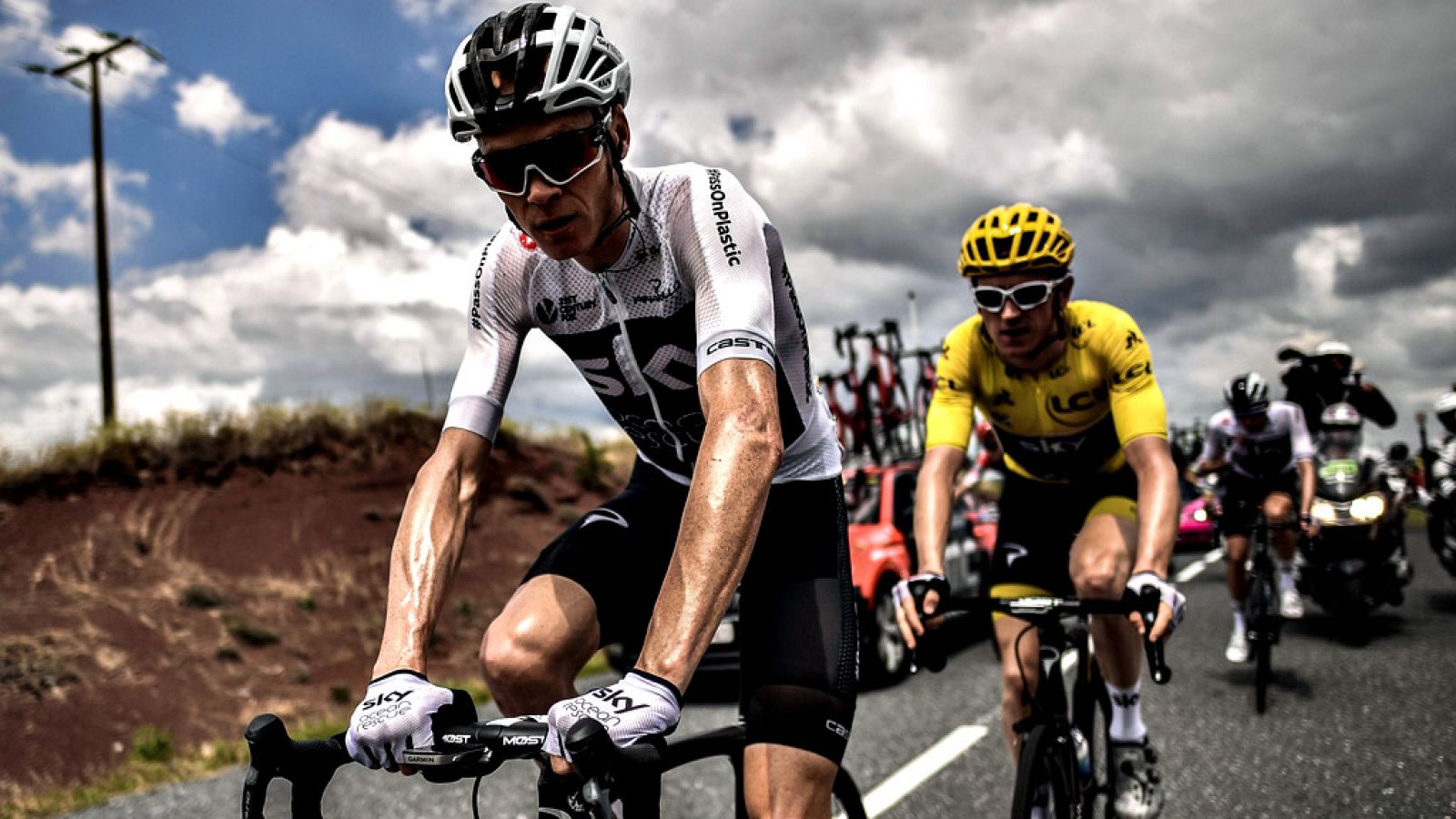 Geraint Thomas escuchó el himno británico en lo más alto del podio, acompañado por el holandés Tom Dumoulin y por Chris Froome, segundo y tercero respectivamente. El primer español, Mikel Landa, séptimo clasificado.