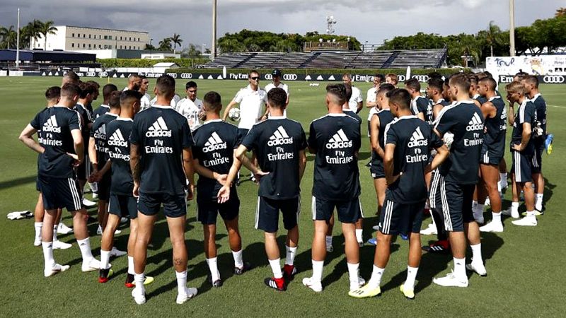 Keylor Navas y Dani Carvajal, jugadores del Real Madrid se reincorporaron a los entrenamientos de su equipo en la primera sesión del conjunto de Julen Lopetegui en tierras estadounidenses suspendida después de una hora por una tormenta eléctrica.