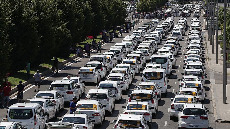 Los taxistas cortan la Castellana