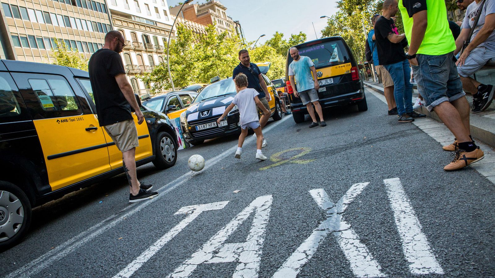 Los taxistas ven "insuficiente" para levantar la huelga la propuesta de Fomento, que les pide tiempo