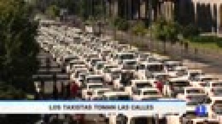 Los taxistas ven "insuficiente" para levantar la huelga la propuesta de Fomento, que les pide tiempo
