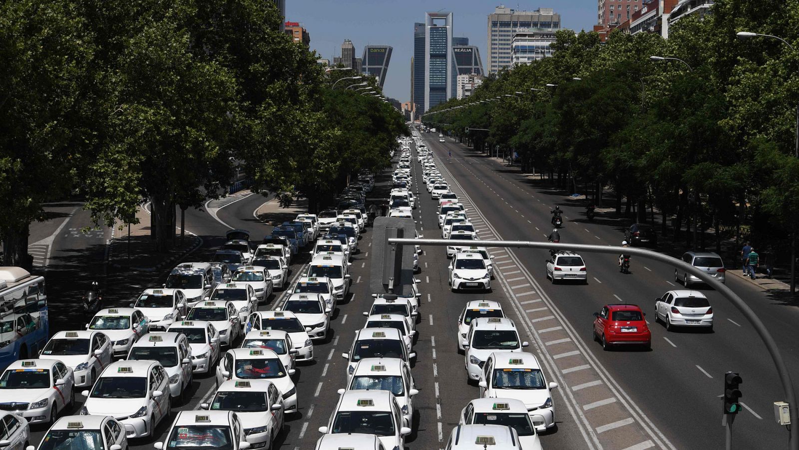 Los taxistas mantienen la huelga al considerar "insuficientes" las medidas que les ofrece Fomento