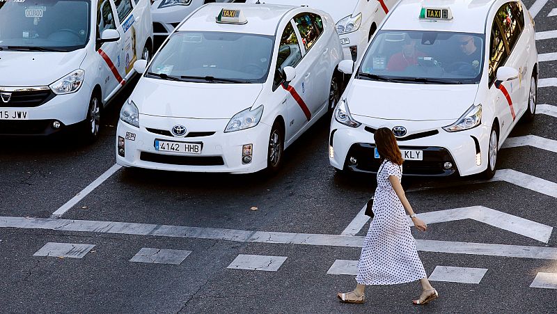 Miles de taxistas siguen bloqueando la Castellana en Madrid. El presidente de Unauto-VTC, Eduardo Martín, ha pedido al Ministerio de Fomento que "no ceda al chantaje" del sector del taxi. Argumenta que los taxistas "solo quieren mantener su monopolio