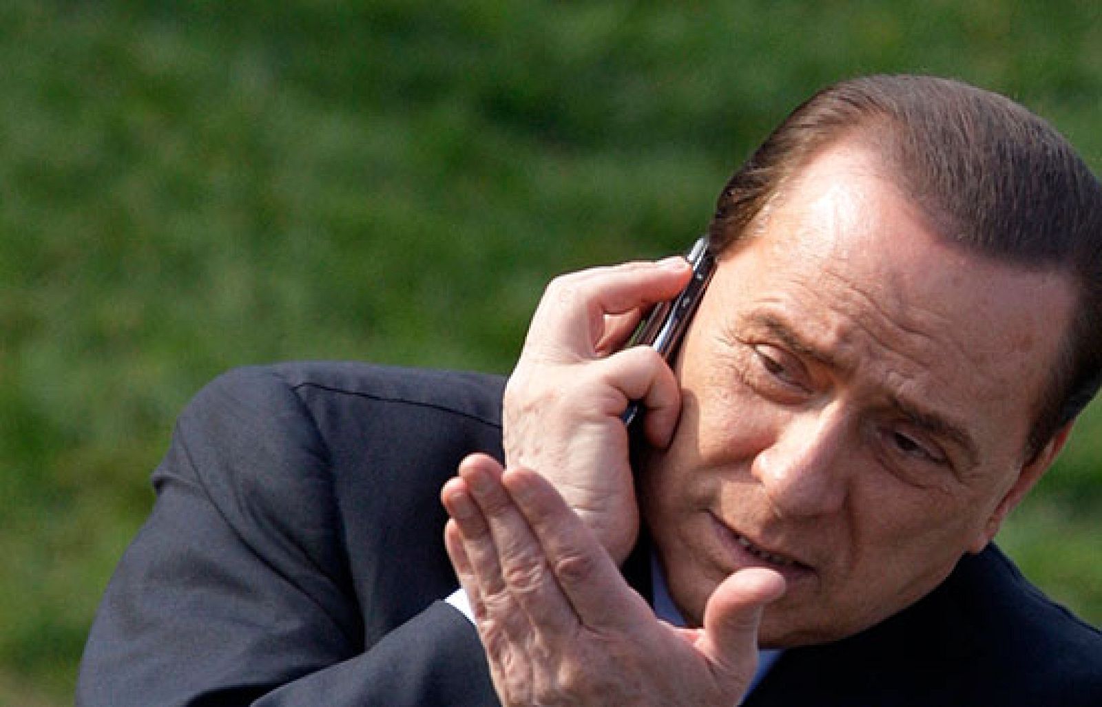 El primer ministro italiano Silvio Berlusconi ha protagonizado la anécdota de la jornada al romper el protocolo para hablar por el móvil durante la cumbre de la OTAN en Estrasburgo.