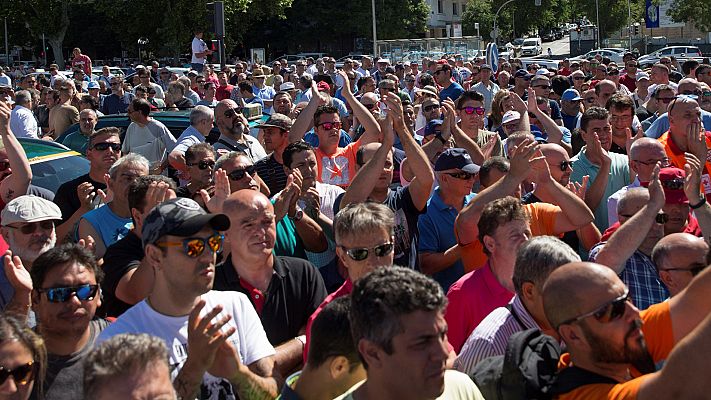 Miles de taxistas se concentran frente a Fomento
