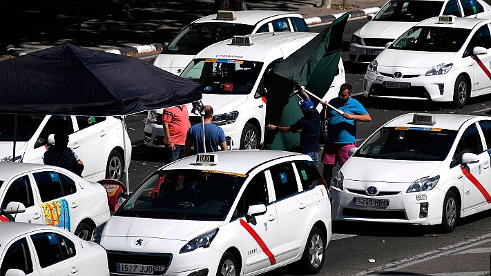 Telediario 1 - El sector de los vehículos con licencia VTC piden a Fomento que "no ceda al chantaje" de los taxistas