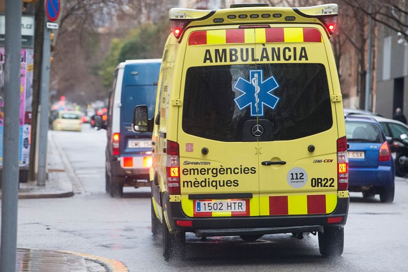 Los vehículos de emergencias llevarán distintivos luminosos azules como los de los coches de policía.